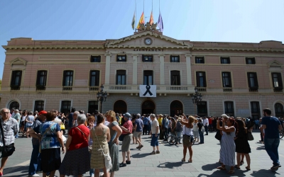 Concentració davant l'Ajuntament de Sabadell de condemna dels atemptats, divendres passat al migdia. | Roger Benet